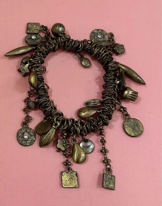 Collar y pulsera dorados