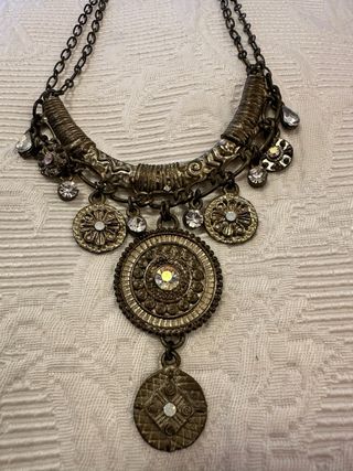 Collar y pulsera dorados