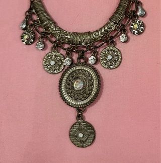 Collar y pulsera dorados