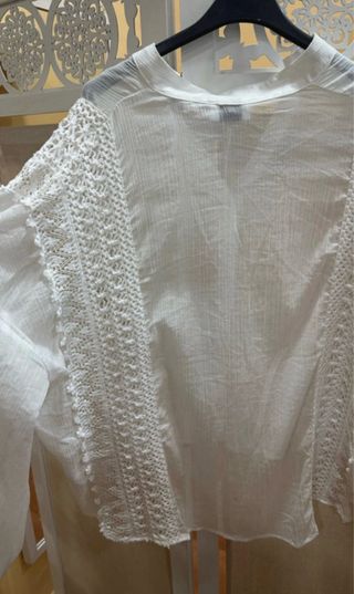 Blusa blanca con puntilla