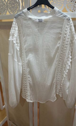 Blusa blanca con puntilla