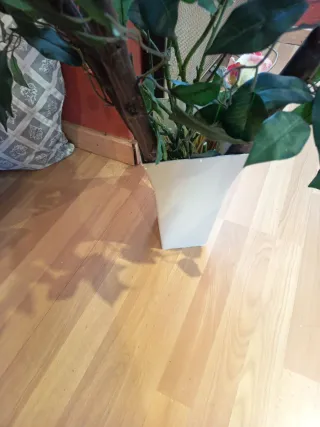 Florero con rosas artificiales