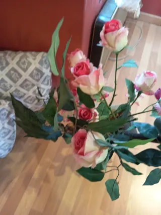 Florero con rosas artificiales