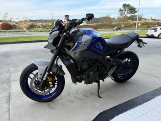 Yamaha MT-09 Azul y Blanco