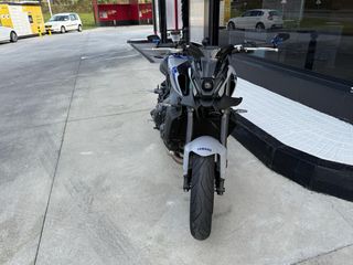 Yamaha MT-09 Azul y Blanco