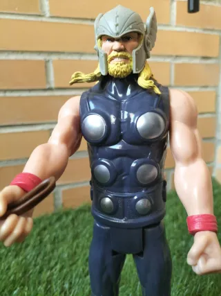 Muñeco Articulado Thor con Mjolnir