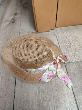 Sombrero de paja con cinta floral