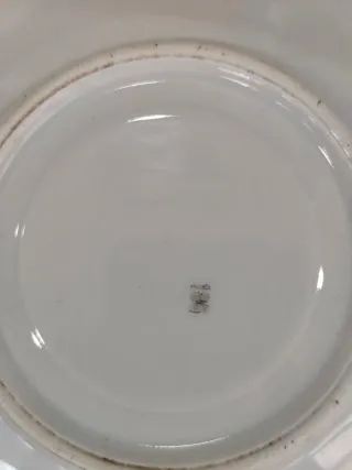 Conjunto antiguo de platos y cuadro