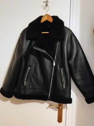 Cazadora negra Mango efecto piel