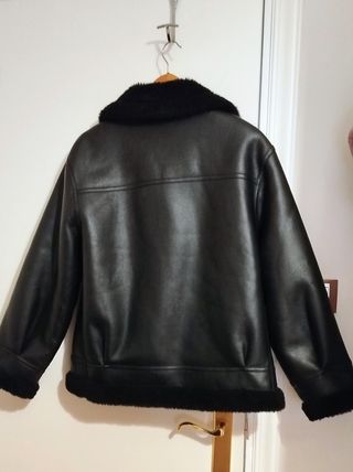 Cazadora negra Mango efecto piel