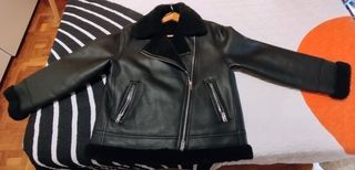 Cazadora negra Mango efecto piel