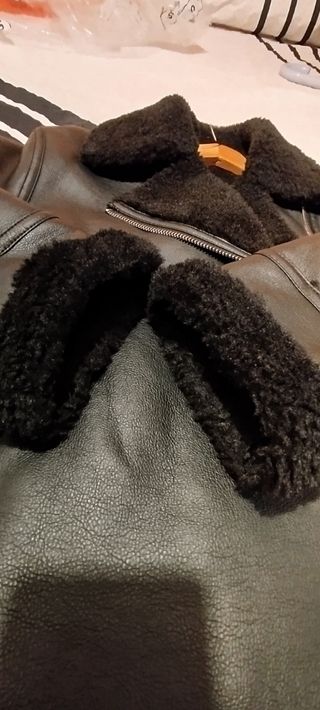 Cazadora negra Mango efecto piel