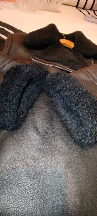 Cazadora negra Mango efecto piel