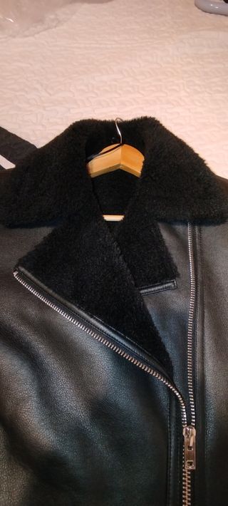 Cazadora negra Mango efecto piel