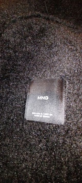 Cazadora negra Mango efecto piel