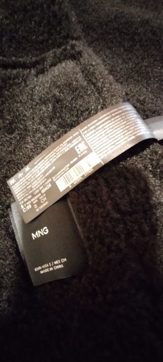 Cazadora negra Mango efecto piel