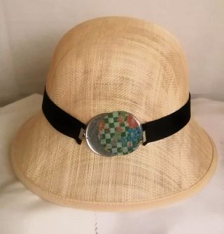 PAMELA DE SINAMAY CON CINTA GRIS Y ADORNO