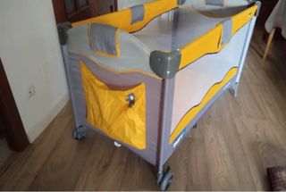 Cuna de viaje BBY gris y amarilla