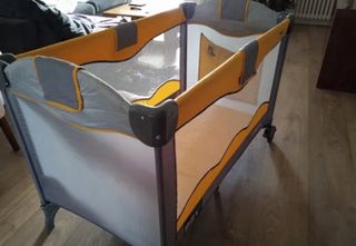 Cuna de viaje BBY gris y amarilla