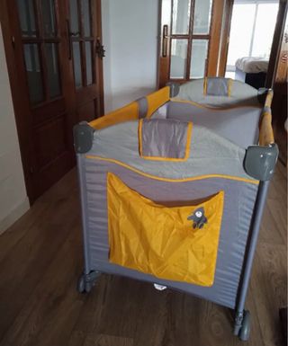Cuna de viaje BBY gris y amarilla