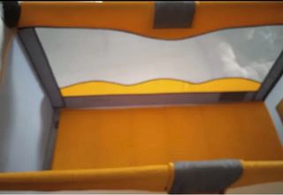 Cuna de viaje BBY gris y amarilla