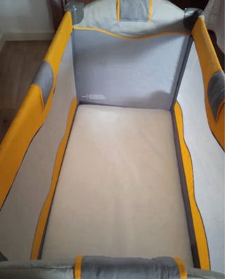 Cuna de viaje BBY gris y amarilla