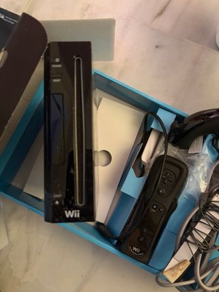 Nintendo Wii nera + Wii Sports Resort + 2 controller