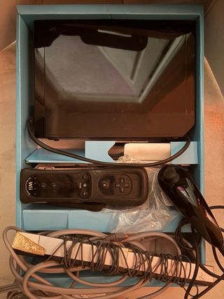 Nintendo Wii nera + Wii Sports Resort + 2 controller