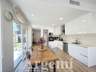 Casa adosada en venta en Palau-solità i Plegamans