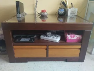 Mesa TV estilo colonial madera y cristal