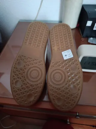 Zapatillas Beige y Blancas