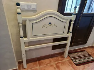 Cabecero juvenil blanco y azul.