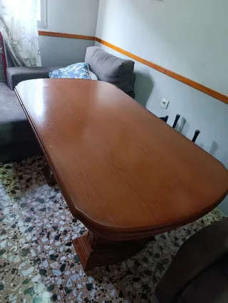 Mesa de comedor de madera