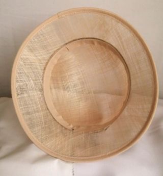 PAMELA DE SINAMY CON CINTA NEGRA Y ADORNO