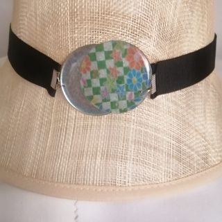 PAMELA DE SINAMY CON CINTA NEGRA Y ADORNO