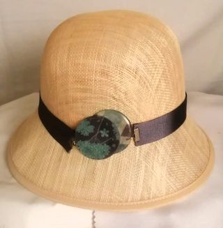 PAMELA DE SINAMY CON CINTA NEGRA Y ADORNO