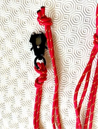 Guinzaglio rosso con moschettone