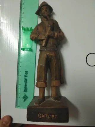 Figura de gaitero de madera