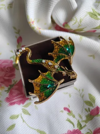 Precioso broche de dragón