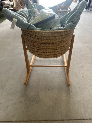 Moisés de mimbre con soporte