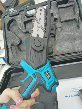 Mini motosierra a batería