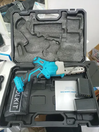 Mini motosierra a batería