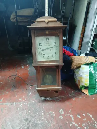 Reloj de pared antiguo de madera