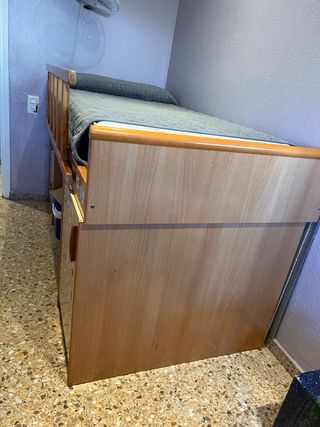Cama alta con cajones y escalera y baranda .