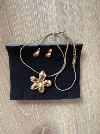 Conjunto collar y pendientes flor dorados