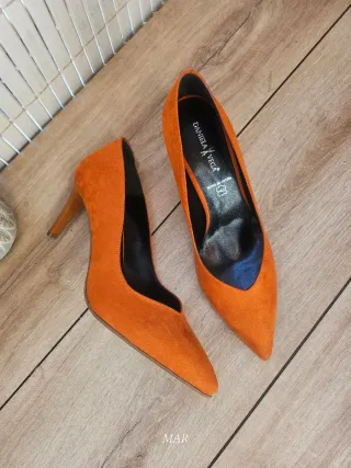 Zapatos de tacón naranjas Daniela Vega
