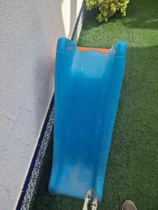 Tobogán infantil azul y naranja