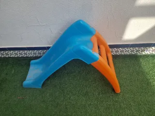 Tobogán infantil azul y naranja
