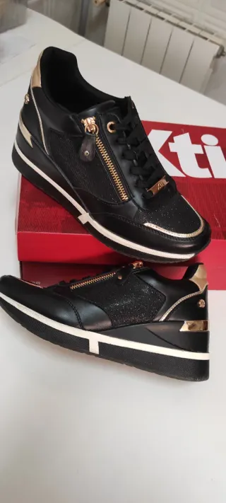 Zapatos Xti Negros y Dorados