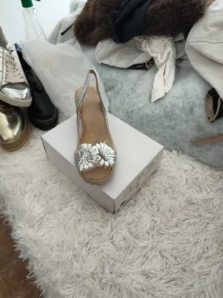 Sandalias plateadas con flores